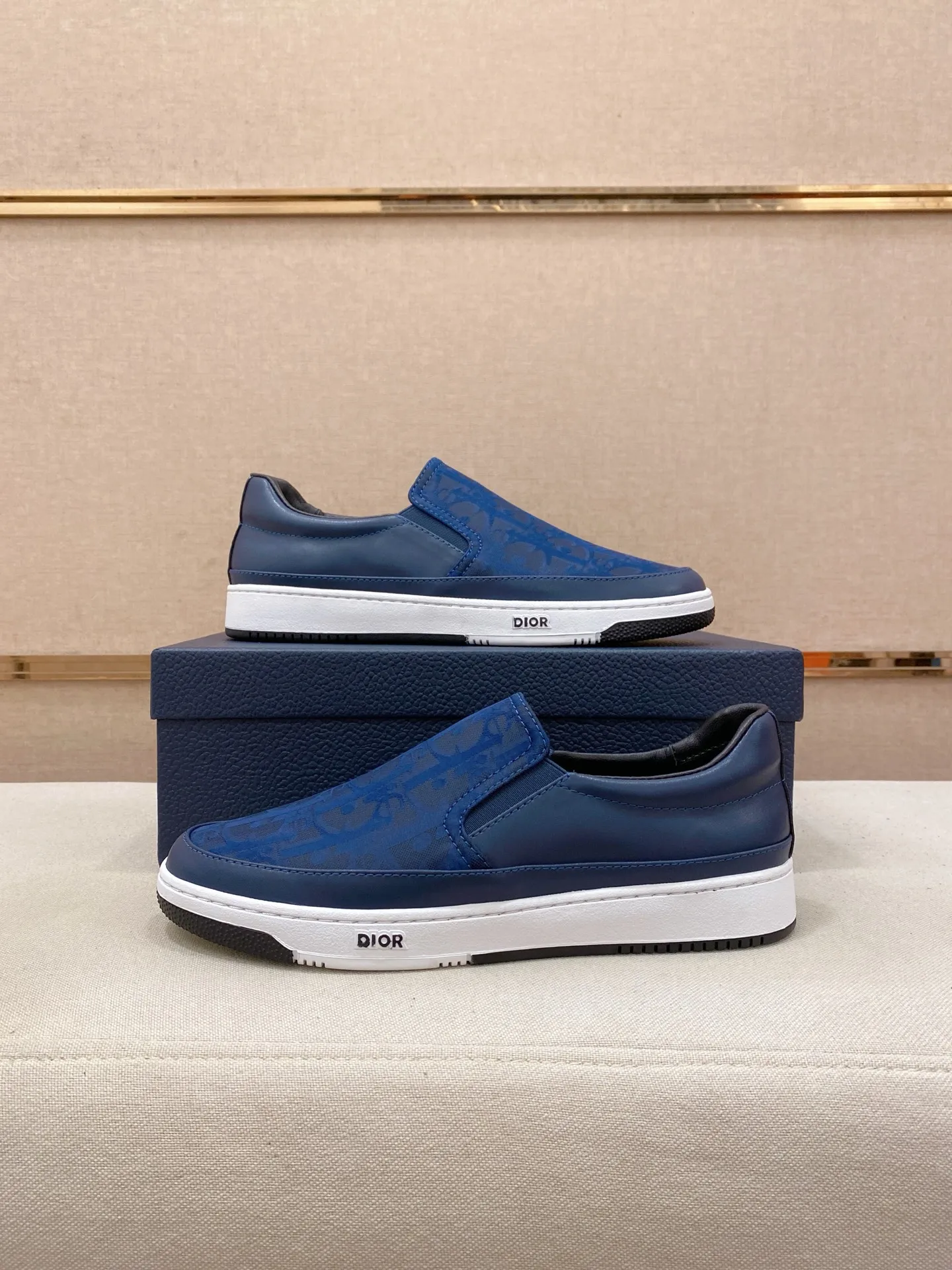 Men's shoes💰 400💰🇮🇹🇮🇹Dior d The new models are on sale at the same time at the counter. The uppers are imported from Italy, and the linings are all imported sheepskin. They are completely 1⃣️ to 1⃣️ replicas 🇮🇹💪💪, ⚠shoes Bottoms: Original soles are specially provided by the original factory. The exclusive movable molded soles are super comfortable. ⚠Original factory goods, 🔍🔍high quality. You can enter and leave the counter at will. Welcome to compare⚠. Code number:38-44